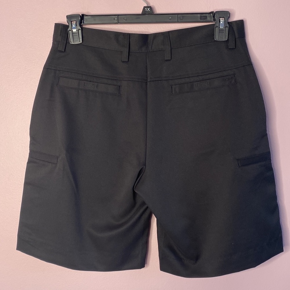 IZOD - XFG Perform X - Size W32 Black Cargo Golf, Sailing Shorts - Picture 2 of 7
